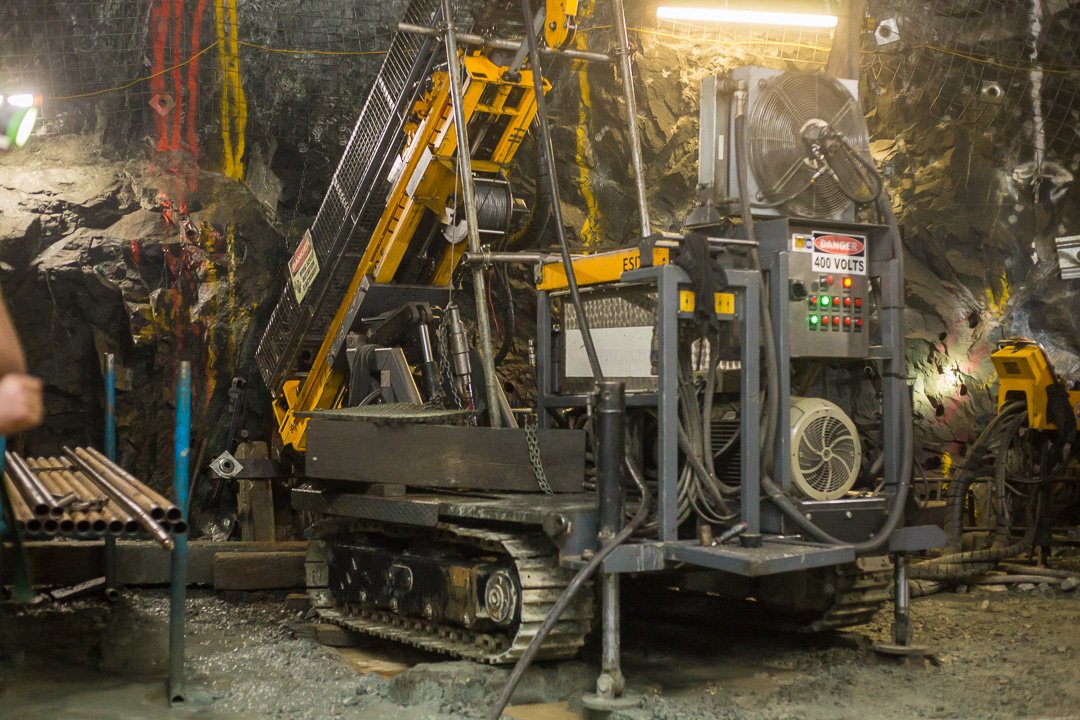 Surface drilling rig